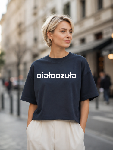 Luźna bluza pudełkowa z krótkim rękawem w kolorze granatowym, widok z przodu