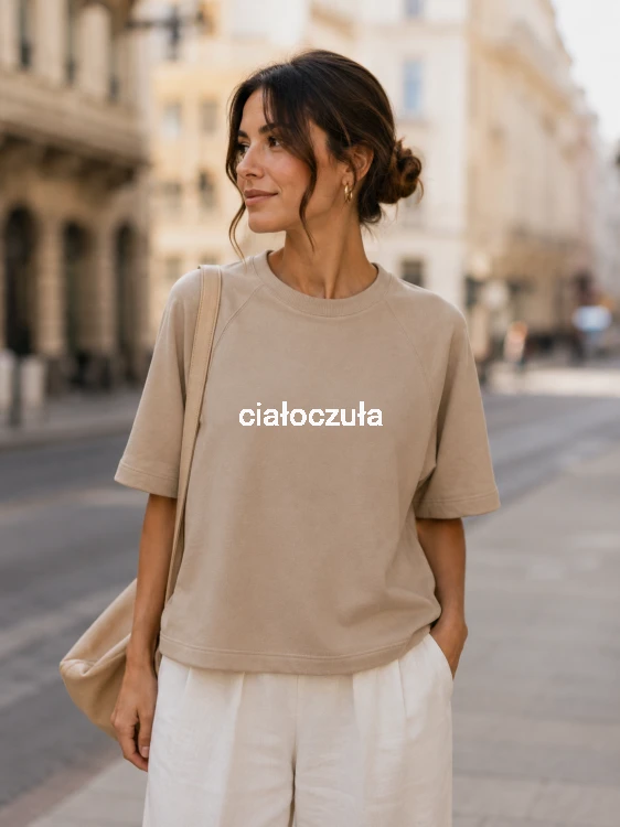 Bluza z krótkim rękawem typu reglan w kolorze piaskowym, widok z przodu