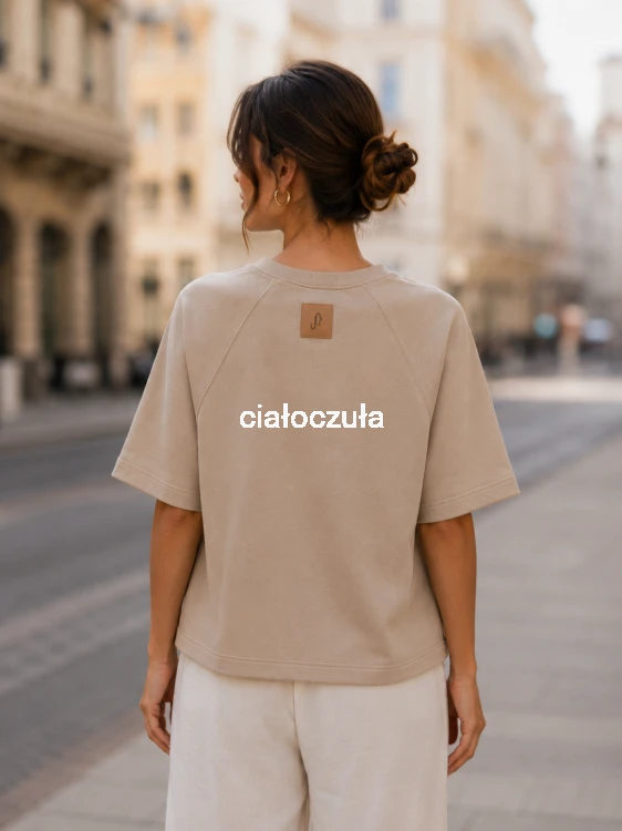 Bluza z krótkim rękawem typu reglan w kolorze piaskowym, widok z tyłu