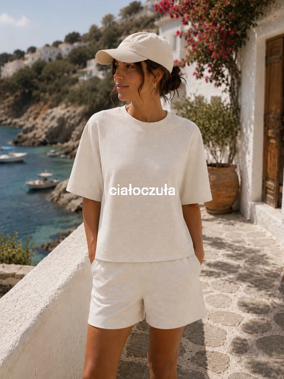 Bluza z krótkim rękawem typu reglan w kolorze jasnobeżowego melanżu wraz z pasującymi szortami, widok z przodu