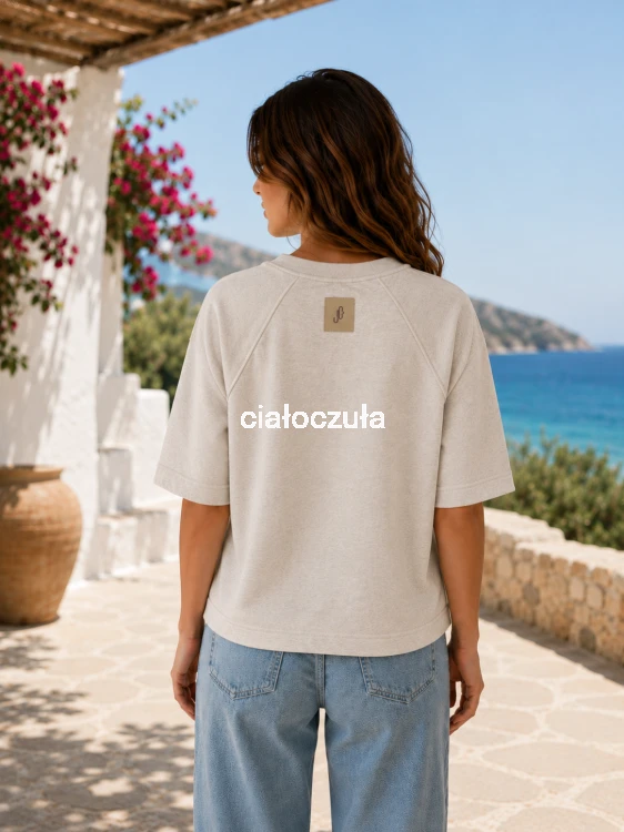 Bluza z krótkim rękawem typu reglan w kolorze jasnobeżowego melanżu, widok z tyłu