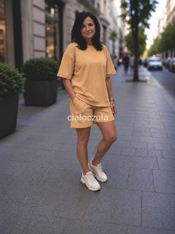 T-shirt w żółtym kolorze z cienkiej dresówki wraz z pasującymi kolorystycznie szortami