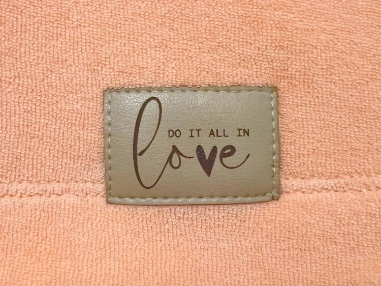 Element ozdobny koszulki frotte w postaci skórki z napisem DO IT ALL IN LOVE